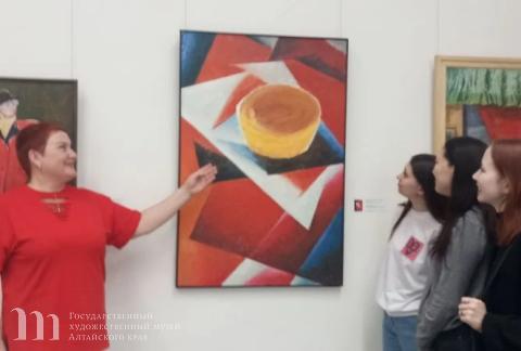 Студенты-музеологи Алтайского государственного института культуры в Художественном музее Алтайского края