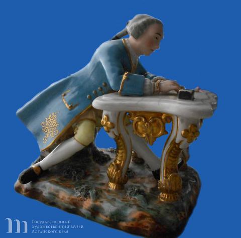 Фарфоровый завод А.Г. Попова. Кавалер, пишущий письмо. 1830-1840-е гг. Фарфор, надглазурная роспись, золочение. 15х16х12,3.