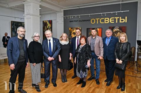 Художественный музей поздравил прославленного земляка, Заслуженного художника РФ Виктора Калинина с открытием персональной выставки &laquo;Отсветы&raquo; в Новосибирском художественном музее. 25 апреля 2024 года