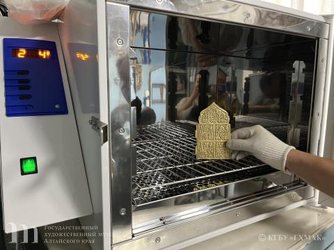 Новое оборудование для хранения произведений искусства поступило в Художественный музей Алтайского края