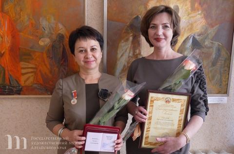Т.А. Боровцова и С.Г. Сереева с наградами