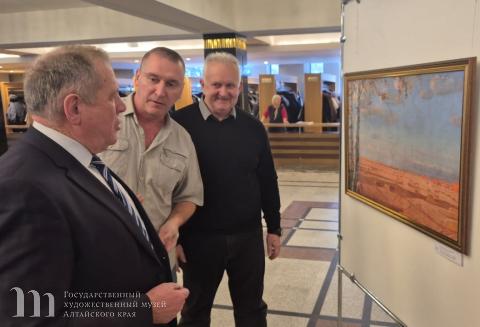 Депутат Государственной Думы РФ И.И. Лоор и сотрудники Государственного художественного музея Алтайского края Е.Ю. Пешков и А.В. Федотов в экспозиции выставки &laquo;Портрет целинной эпохи&raquo; в Краевом театре драмы