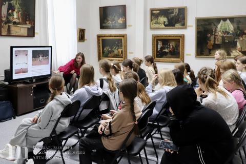 В Художественном музее состоялась лекция и экскурсия в рамках осенних каникул для воспитанников Школы юного модельера &laquo;Мой стиль&raquo;. 01 ноября 2024 года