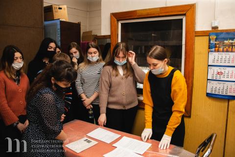 Занятие &laquo;Упаковка музейных предметов&raquo; для студентов-музеологов в рамках Базовой профессиональной кафедры АГИК. 10 марта 2021 года