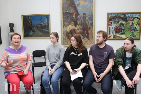 В Художественном музее состоялось очередное занятие Базовой профессиональной кафедры Алтайского государственного института культуры. 30 апреля 2025 года