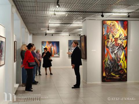 Выставка народного художника России В.Г. Калинина &laquo;Дорога домой&raquo; успешно продолжает работу в Барнауле