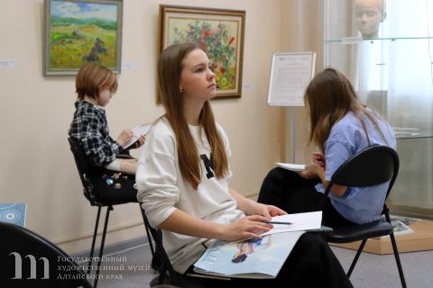 &laquo;Рисуем в музее&raquo;. В Художественном музее состоялось занятие для учащихся ДШИ №6 на выставке педагога Л.А. Бескровных &laquo;Призвание учить красоте&raquo;