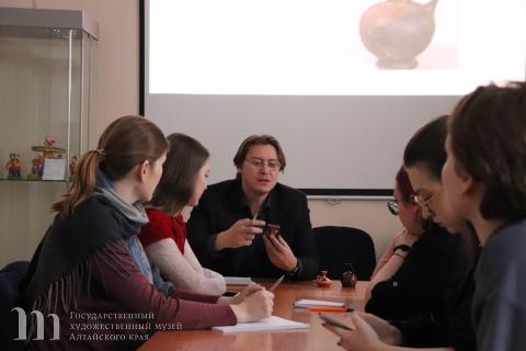 Занятие для студентов Алтайского государственного университета состоялось в Художественном музее Алтайского края
